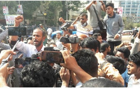 নাইটএঙ্গেল মোড়ে চেকপোস্টের সামনে বিক্ষোভ করছে বিএনপি নেতাকর্মীরা