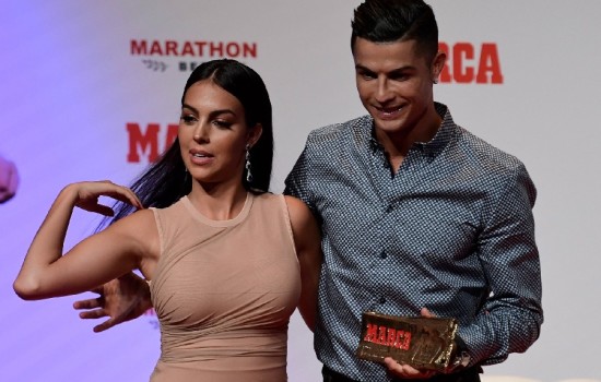 কোচ সান্তোসকে ধুয়ে দিলেন রোনালদোর বান্ধবী