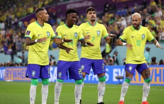 গোল উৎসব করে কোয়ার্টারে ব্রাজিল