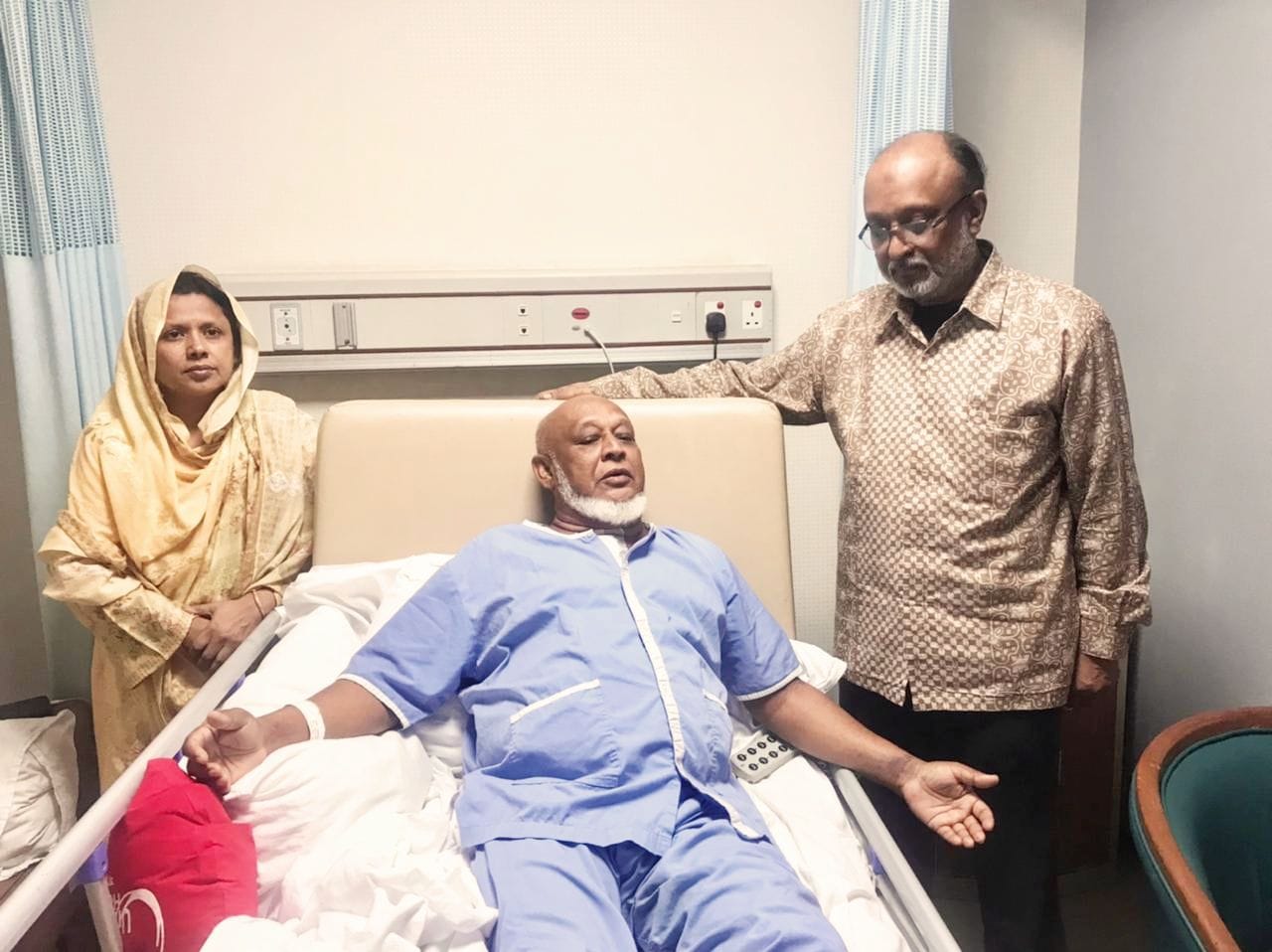 চিকিৎসাধীন নোয়াখালী জেলা জাতীয় পার্টির সম্মেলন প্রস্তুতি কমিটির আহবায়কের শয্যা পাশে গোলাম মসীহ্–