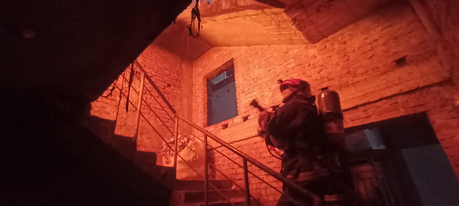 পুরান ঢাকায় জুতার কারখানার আগুন নিয়ন্ত্রণে ১০ ইউনিট