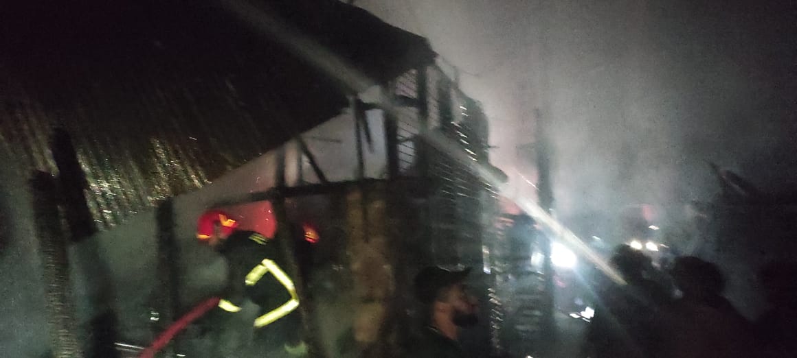 চকবাজারে হার্ডওয়্যার মার্কেটে আগুন, নিয়ন্ত্রণে ১০ ইউনিট