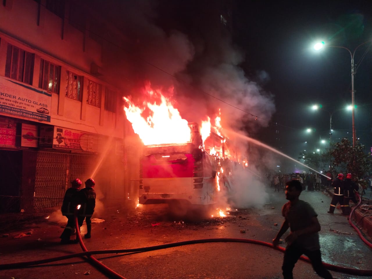রাজধানীর বাংলামোটরে সেন্টমার্টিন পরিবহনের  বাসে আগুন