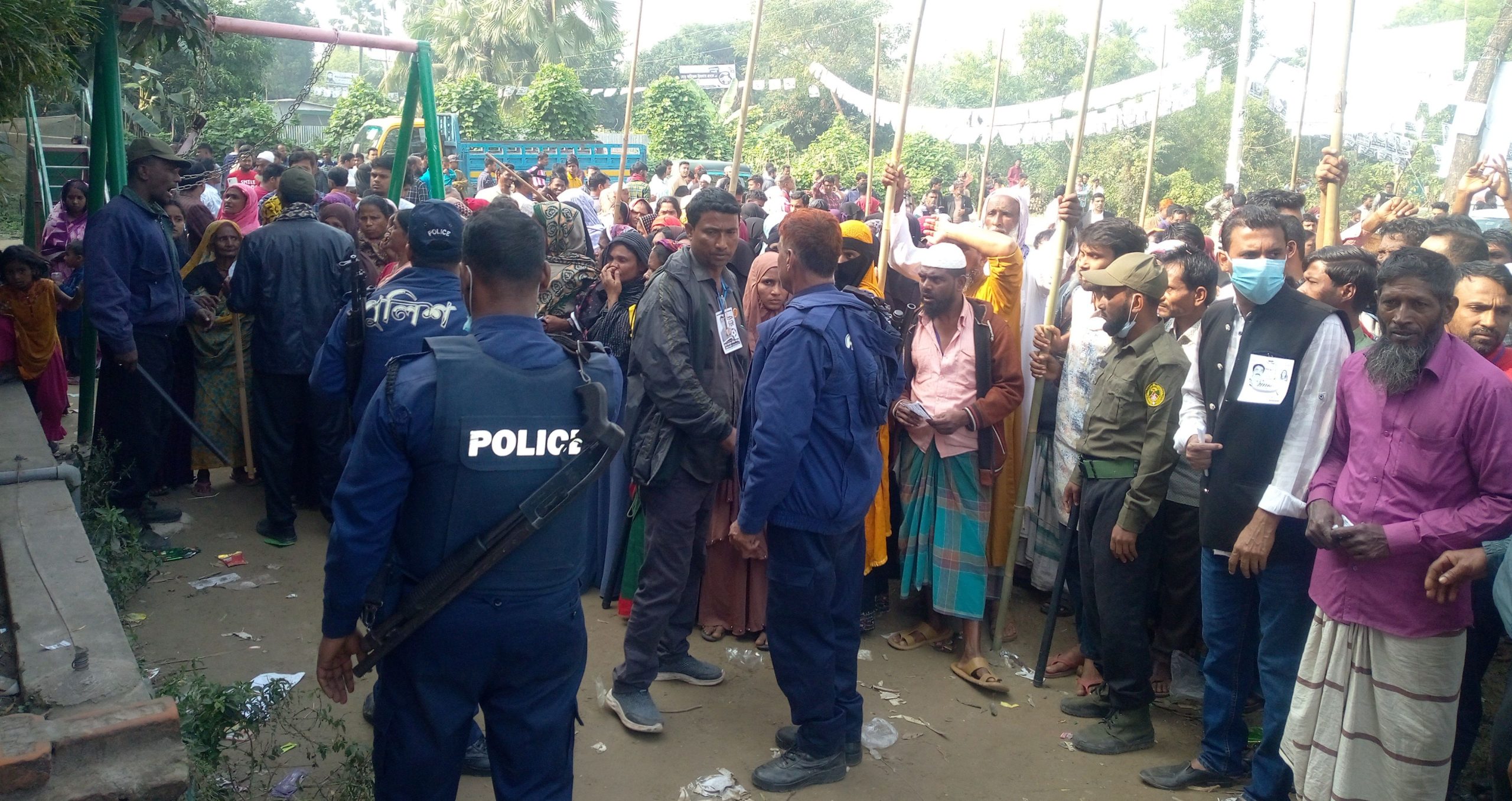 দৌলতপুর সরকারি প্রা: বিদ্যালয় আনন্দঘন পরিবেশে ভোটগ্রহণ হচ্ছে