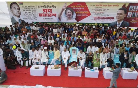 রাজশাহীতে সমাবেশের মঞ্চে মির্জা ফখরুলসহ কেন্দ্রীয় নেতারা