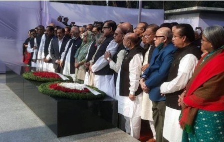 বঙ্গবন্ধুর প্রতিকৃতিতে আ’লীগের নতুন কমিটির শ্রদ্ধা