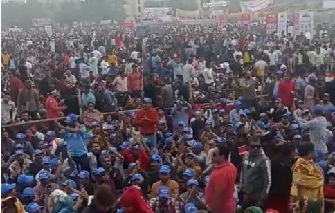 কানায় কানায় পূর্ণ গোলাপবাগ মাঠ