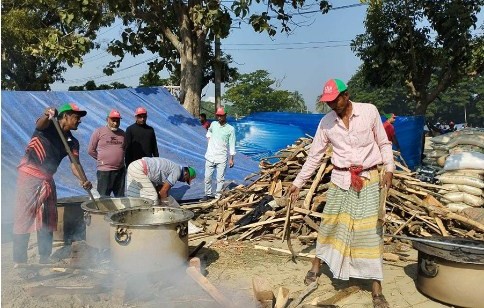 মাদরাসা মাঠের দিকে জনস্রোত, নেতাকর্মীদের জন্য রান্না হচ্ছে খিচুড়ি
