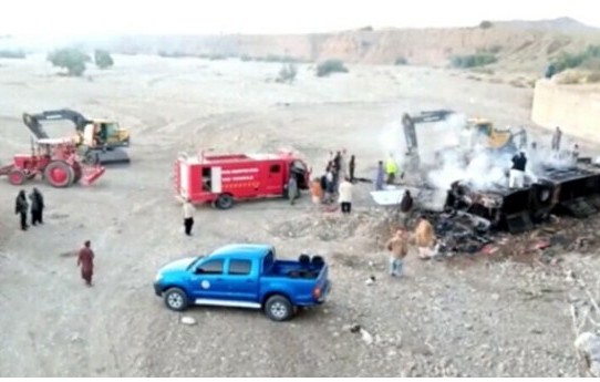 পাকিস্তানে বাস গিরিখাতে পড়ে নিহত ৩৯