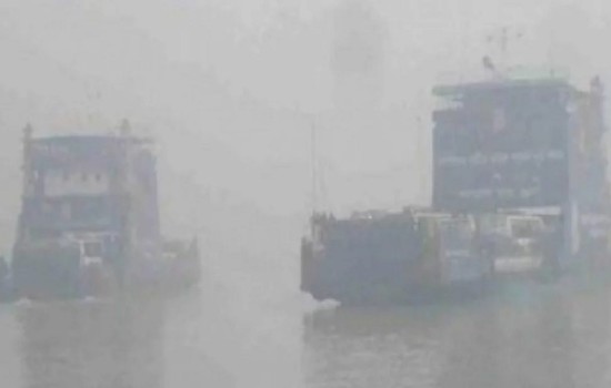 ঘন কুয়াশায় আরিচা-কাজিরহাট নৌপথে ফেরি চলাচল বন্ধ