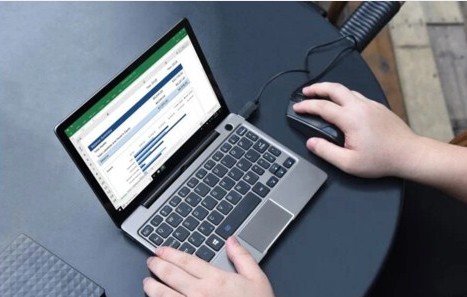 চার্জে দিয়ে ল্যাপটপ ব্যবহার করলে কি ক্ষতি হয়?