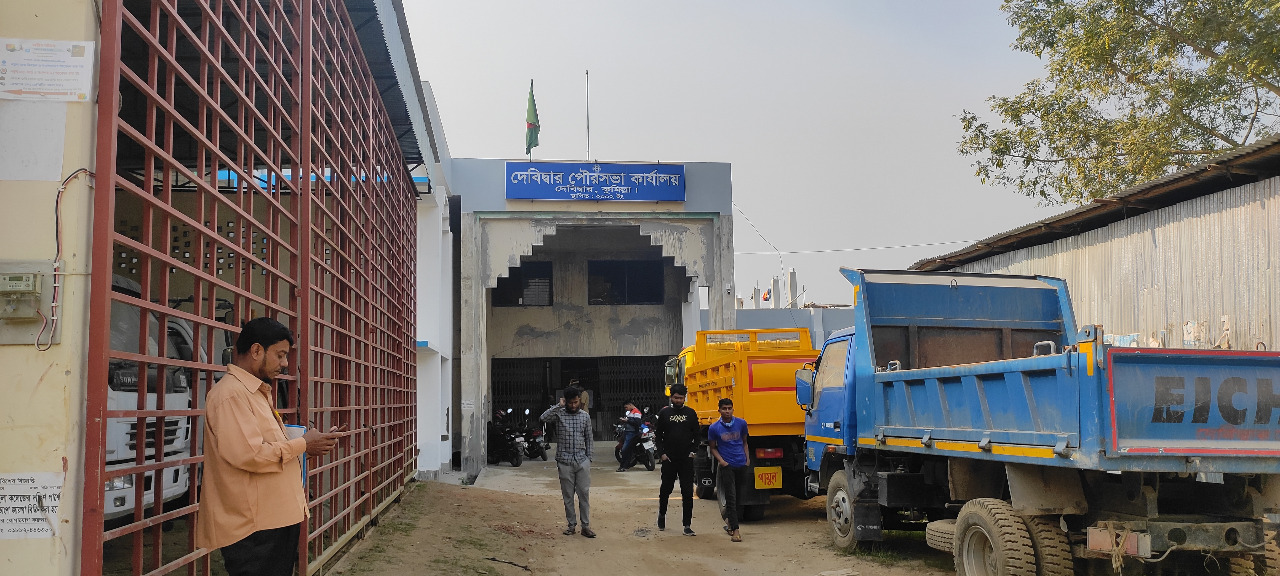 কুমিল্লার দেবীদ্বার পৌরসভার ছয়টি স্ট্যান্ডের ইজারা নিয়ে বিপাকে পড়েছে পৌর প্রশাসন