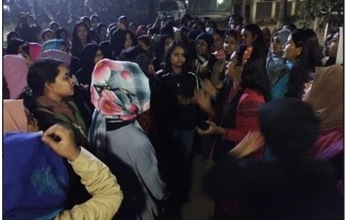 জাবিতে মধ্যরাতে উপাচার্যের বাসভবনের সামনে ছাত্রীদের অবস্থান