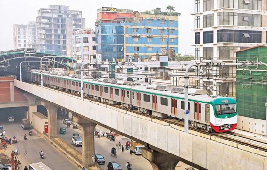 বৈদ্যুতিক তারে ফানুস, মেট্রোরেল চলাচল বন্ধ