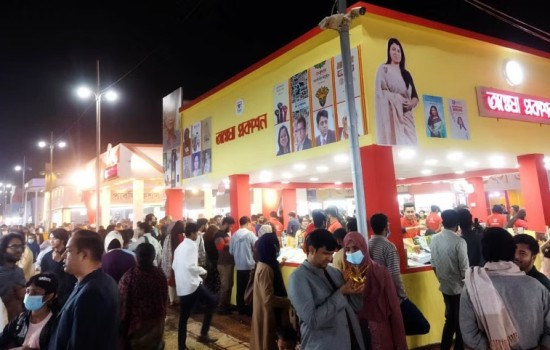 ছুটির দিনে জমজমাট বইমেলা