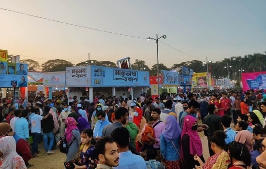 ছুটির দিনে জমে উঠেছে বইমেলা