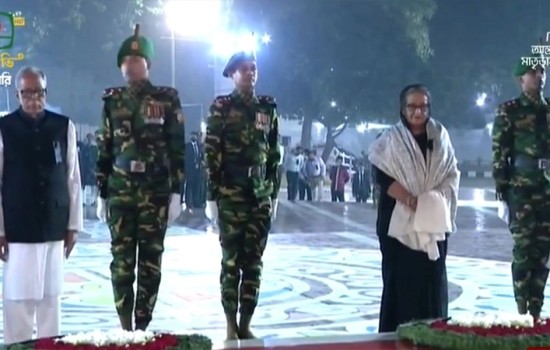 কেন্দ্রীয় শহীদ মিনারে রাষ্ট্রপতি-প্রধানমন্ত্রীর শ্রদ্ধা