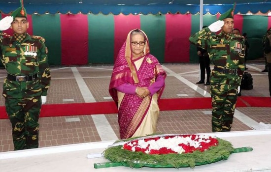 টুঙ্গিপাড়ায় বঙ্গবন্ধুর সমাধিতে প্রধানমন্ত্রীর শ্রদ্ধা