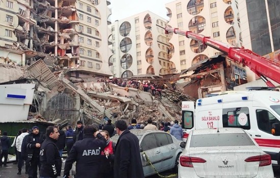 তুরস্ক ও সিরিয়ায় ভূমিকম্প : নিহতের সংখ্যা ৩০০ ছাড়িয়ে গেছে