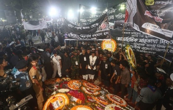 ভাষা বীরদের শ্রদ্ধা জানাতে শহিদ মিনারে জনতার ঢল