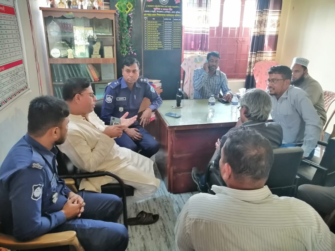 পুলিশ প্রহরায় উদ্ধার স্কুলে এসে প্রধান শিক্ষক নারীকেলেংকারির অভিযোগে জনরোষে