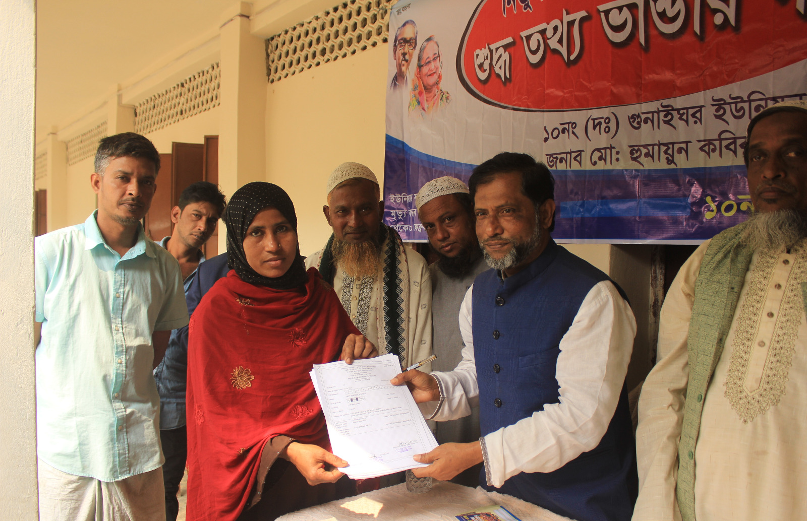 ওয়ার্ডে ওয়ার্ডে গিয়ে করছেন জন্মনিবন্ধন ও মৃত্যুনিবন্ধন