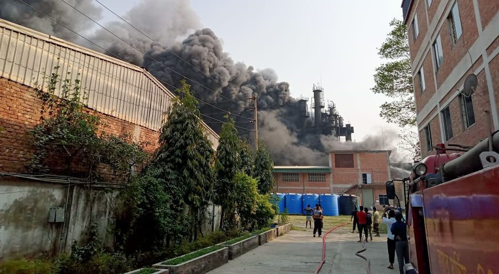 নারায়ণগঞ্জের রূপগঞ্জে একটি স্পিনিং মিল ও একটি কেমিক্যাল গুদামে আগুন