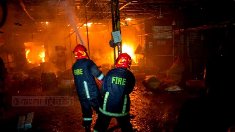 সোয়ারি ঘাটে প্লাস্টিক কারখানায় আগুন