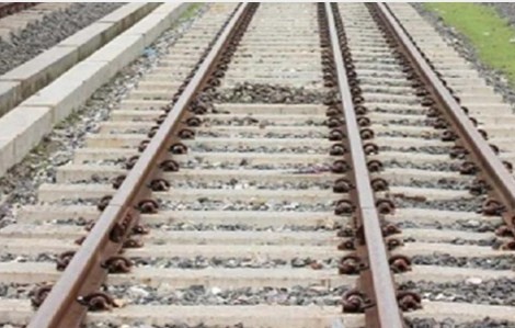 বাবার সঙ্গে ফোনে কথা বলতে বলতে ট্রেনের নিচে ঝাঁপ দিলেন তরুণী