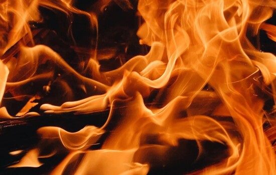 সাভারের লুটের চরে প্লাস্টিক গুদামে আগুন