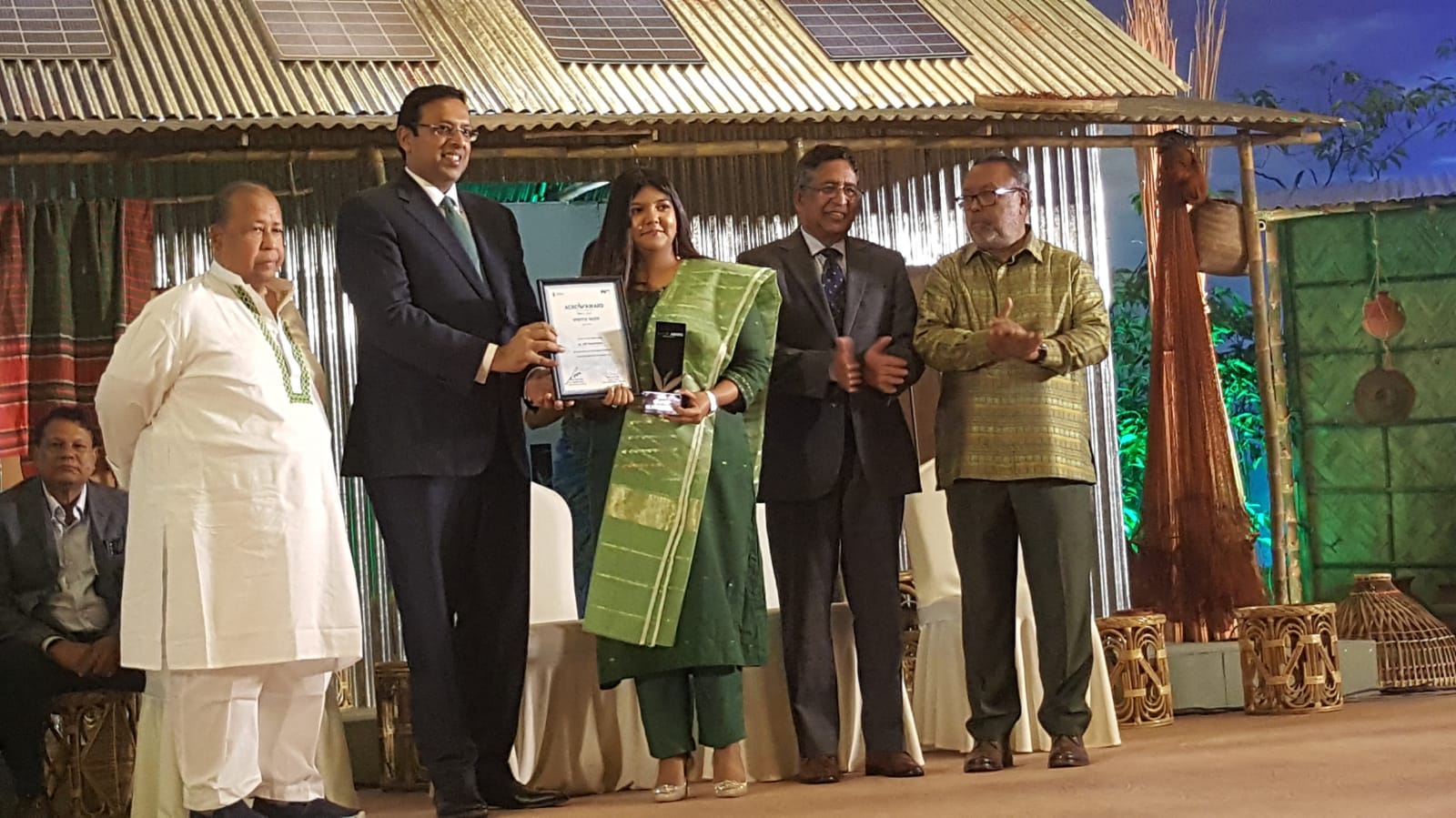 “ডা.চাষী”স্ট্যান্ডার্ড চার্টার্ড- চ্যানেল আই  অ্যাগ্রো আ্যাওয়ার্ড পেয়েছেন