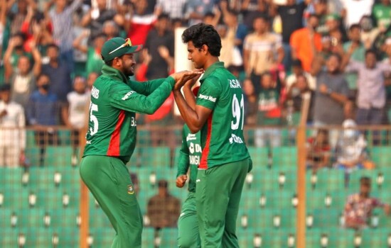 হাসান-তাসকিনের আগুনে বোলিংয়ে লণ্ডভণ্ড আইরিশরা