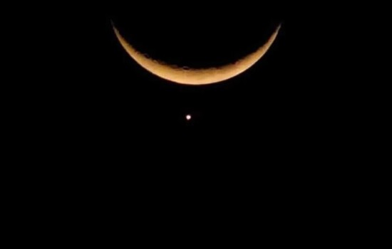 রমজানের প্রথম সন্ধ্যাতেই বিরল দৃশ্য, চাঁদের ঠিক নিচেই হাজির শুক্র!