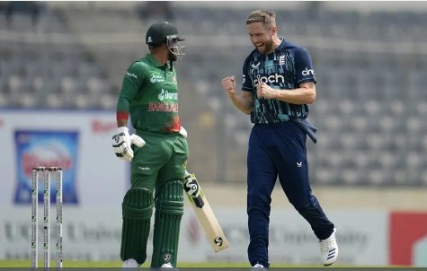 ছক্কা হাঁকিয়েই সাজঘরে লিটন