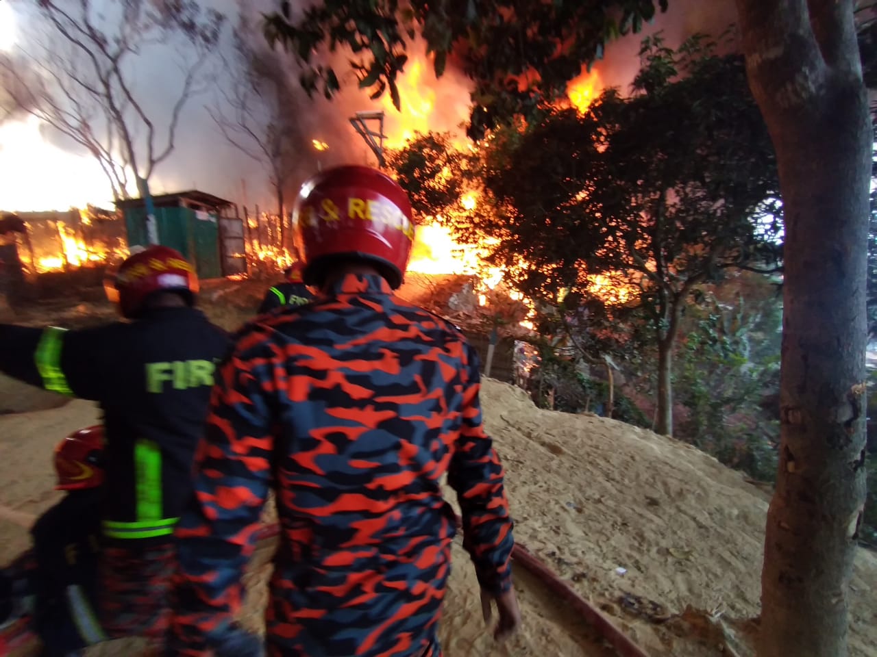 রোহিঙ্গা ক্যাম্পে আগুন: পুড়েছে কয়েক শ ঘর, নিয়ন্ত্রণে ফায়ার সার্ভিসের ১০ ইউনিট