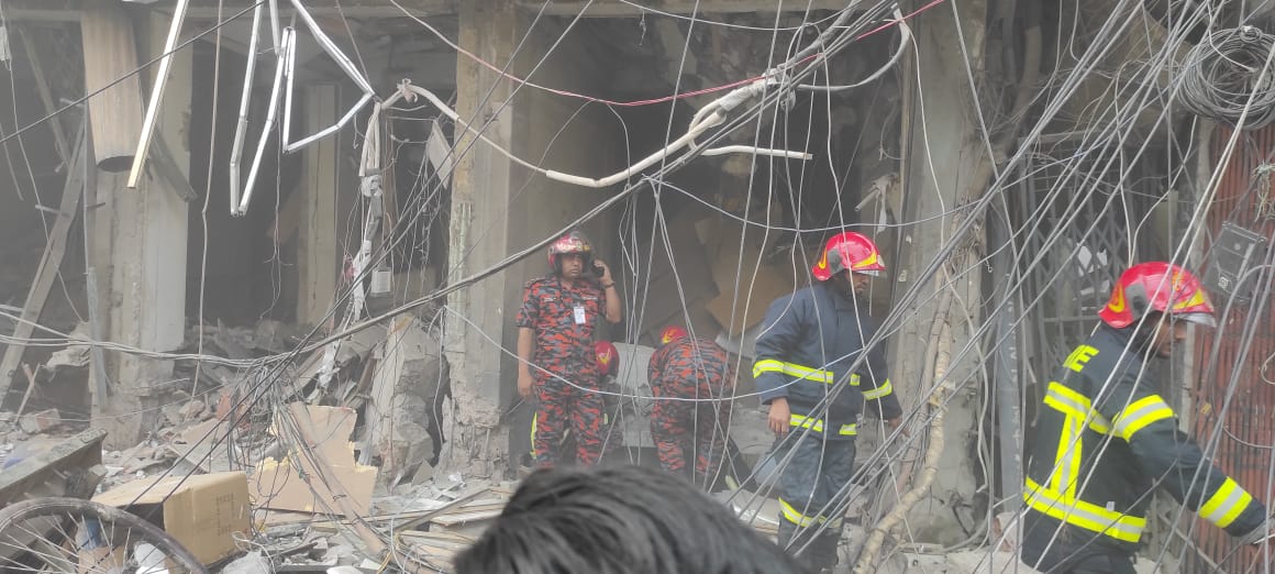 গুলিস্তানে ভবনে বিস্ফোরণ, হতাহতের শঙ্কা