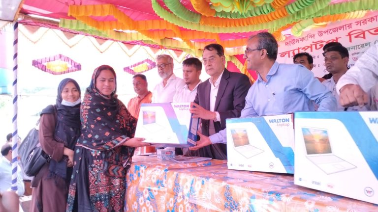 দাউদকান্দিতে ৭৫ টি সরকারি প্রাথমিক বিদ্যালয়ে ল্যাপটপ বিতরন অনুষ্ঠান অনুষ্ঠিত