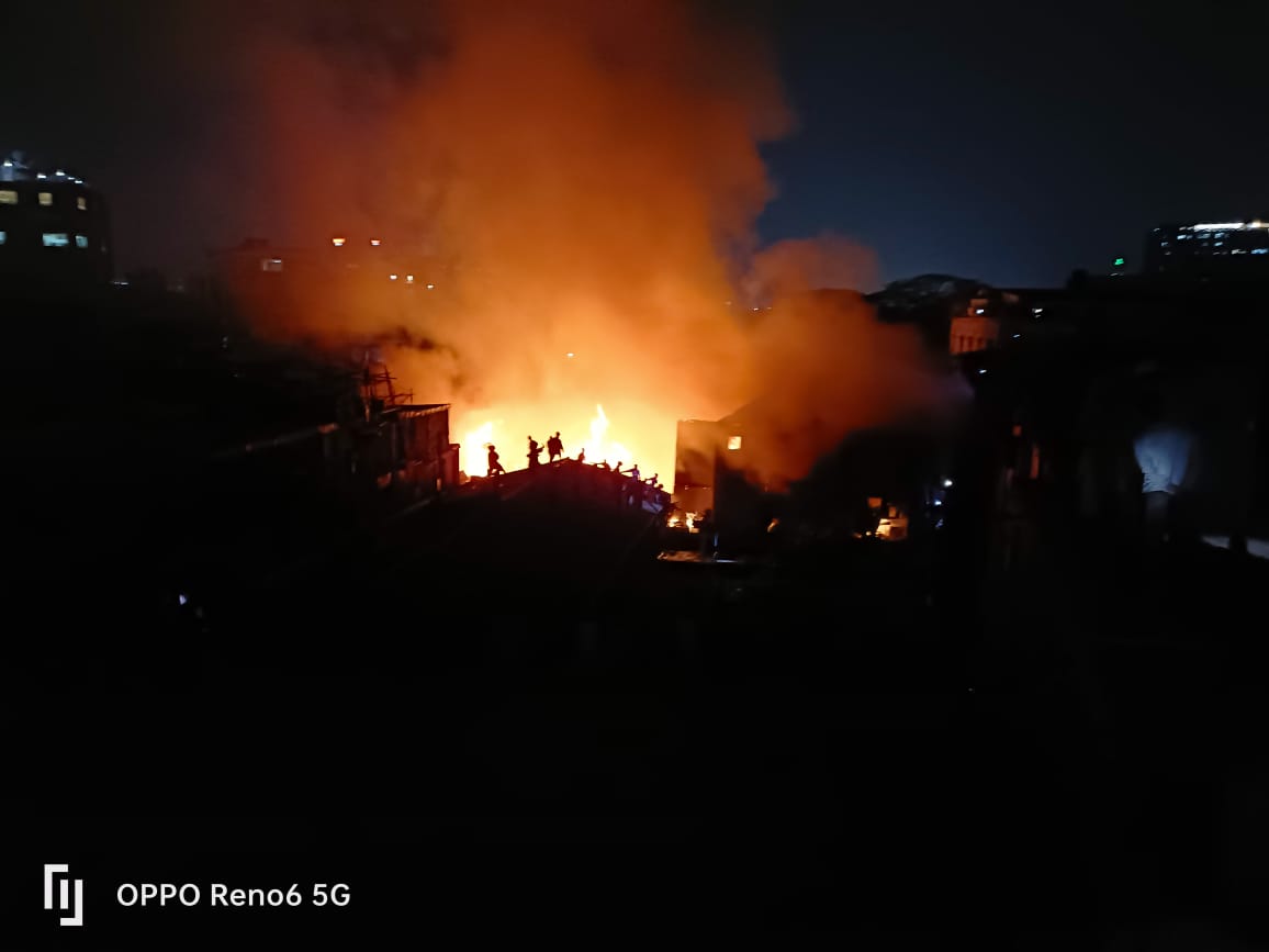 তেজকুনিপাড়ায় বস্তিতে আগুন