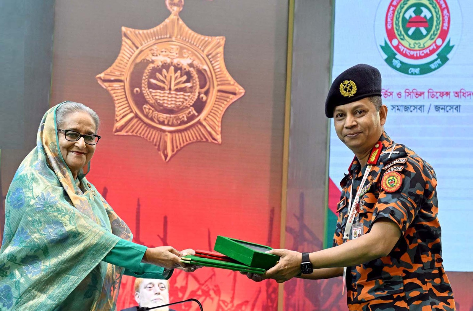 মাননীয় প্রধানমন্ত্রীর হাত থেকে স্বাধীনতা পুরস্কার-২০২৩ নিলেন ফায়ার সার্ভিসের মহাপরিচালক