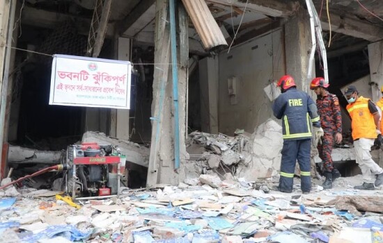 ভবনটিকে ঝুঁকিপূর্ণ উল্লেখ করে সাইনবোর্ড টানাল ডিএসসিসি