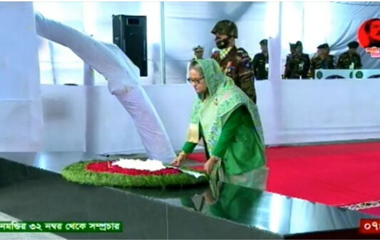 বঙ্গবন্ধুর প্রতিকৃতিতে প্রধানমন্ত্রীর শ্রদ্ধা