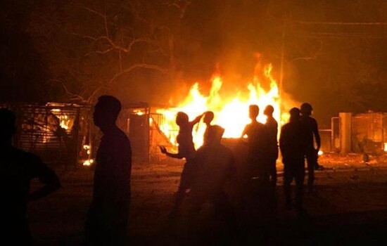 রাবি শিক্ষার্থীদের সঙ্গে স্থানীয়দের সংঘর্ষ, পুলিশ বক্সে আগুন