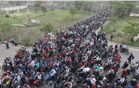 পদ্মা সেতু অভিমুখে মোটরসাইকেলের দীর্ঘ সারি