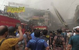 রাজধানীর নিউ মার্কেটের আগুন : নিয়ন্ত্রণে যোগ দিয়েছে সেনাবাহিনীও