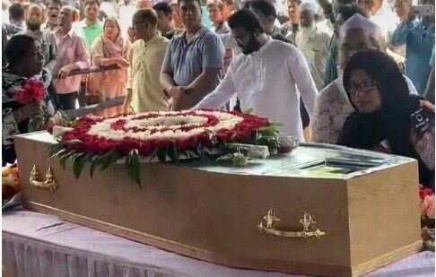 শহীদ মিনারে ডা. জাফরুল্লাহ চৌধুরীর মরদেহ