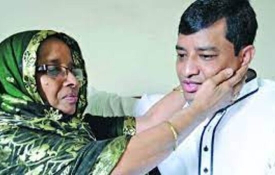 মেয়র পদে ফরম কিনলেন জাহাঙ্গীর ও তার মা