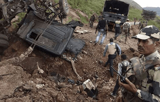 ভারতে বোমা হামলায় ১০ পুলিশ সদস্যসহ নিহত ১১