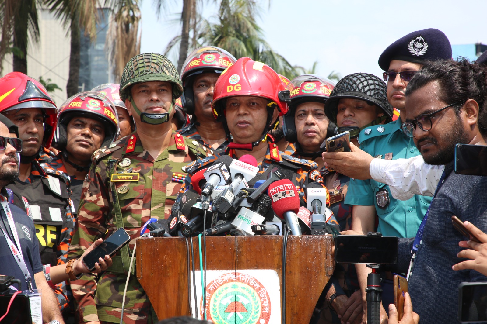 আগুন নিয়ন্ত্রণে আসে ১২-৩৬ ঘটিকায়