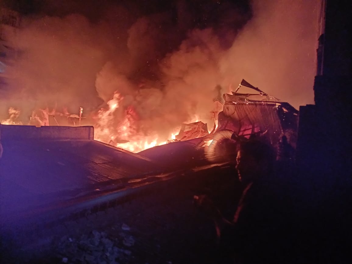 নবাবপুর টাওয়ারের পাশে ৭০/এ, লুৎফর রহমান লেনের পাশে আগুন।