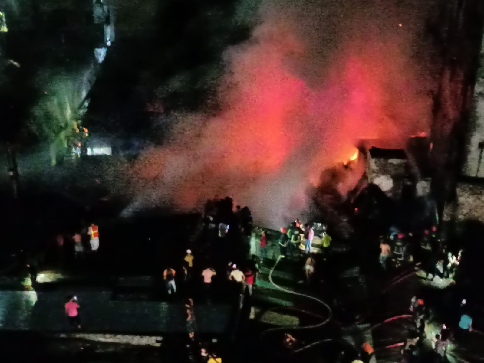 নবাবপুরের সুরিটোলায় গুদামে আগুন, নিয়ন্ত্রণে ১৪ ইউনিট